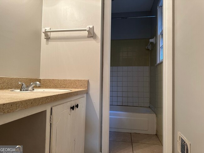 Building Photo - 498 North Ave