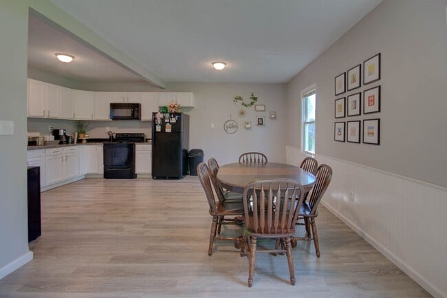 Building Photo - 3 bed home