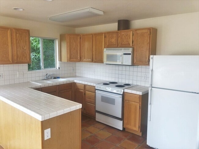 Building Photo - Spacious Two Bedroom Near Downtown Monterey