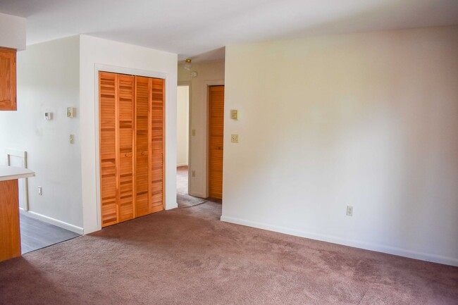 Building Photo - 2 Bedroom in Jersey Shore with 1 Car Garage!