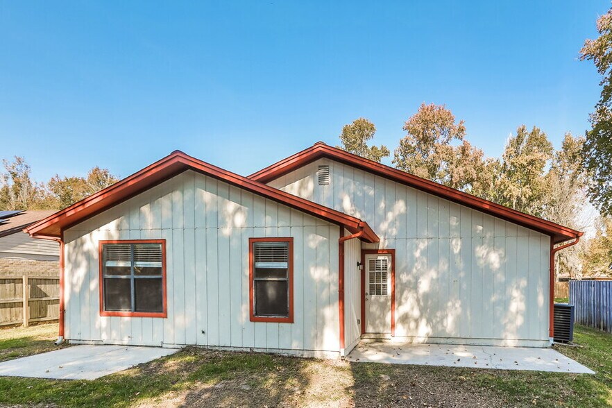 Building Photo - 1638 Sandy Hollow Loop