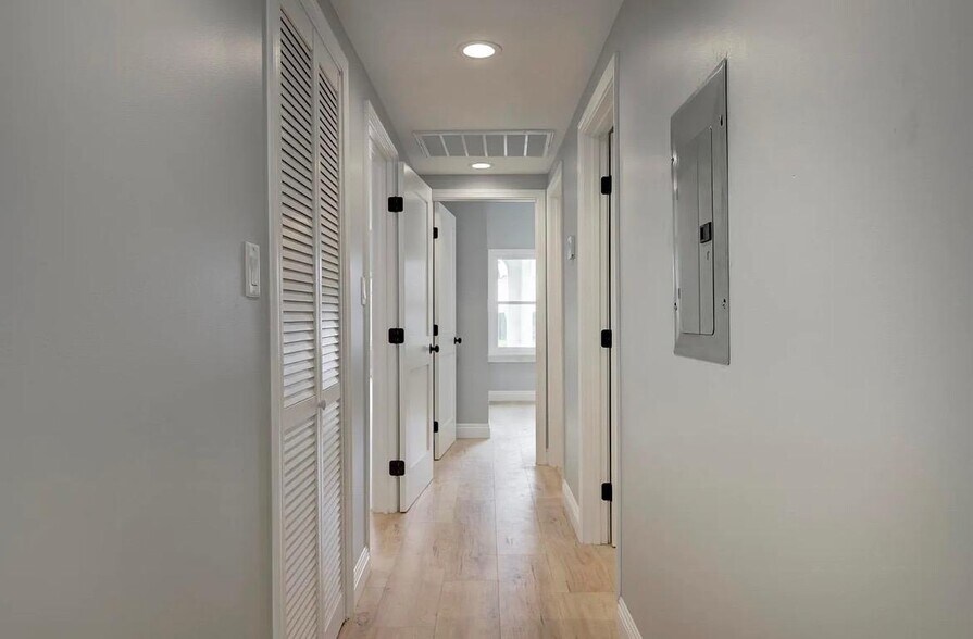 Building Photo - 1241 Meadowbrook Ave