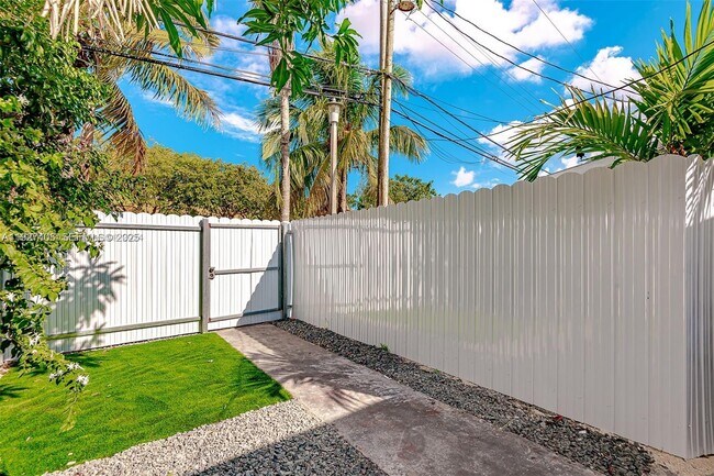 Building Photo - 2425 SW 26th Terrace