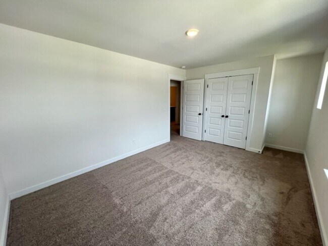 Building Photo - Beautiful 4 Bed/ 3.5 Bath Home in Newly Built Rivers Edge!