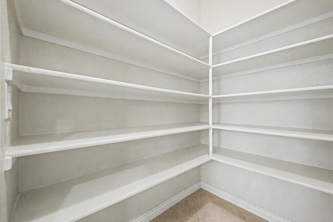 Building Photo - 8425 W Northview Ave