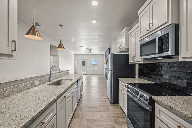 Building Photo - **MOVE IN SPECIAL** Beautiful townhomes in Frenship ISD!