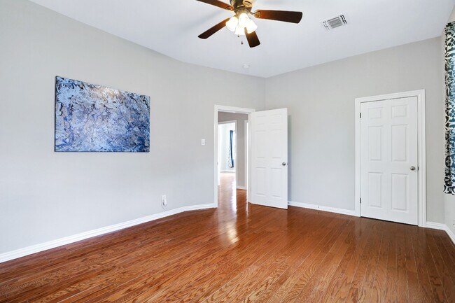 Building Photo - 2219 N Flores St