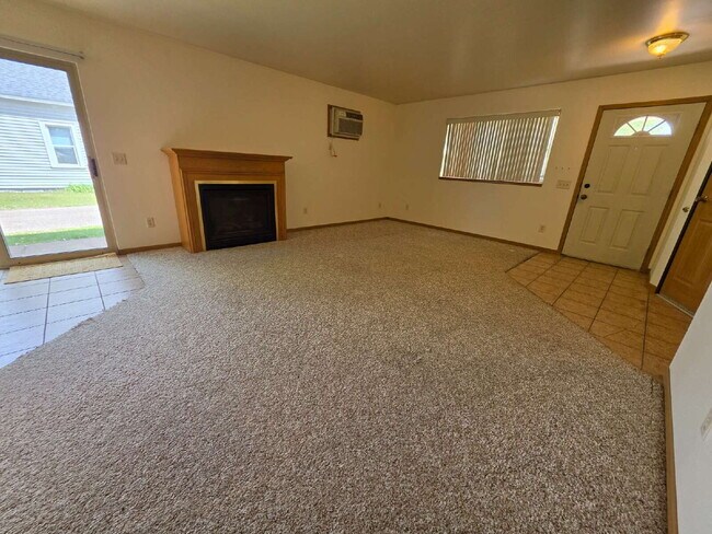 Building Photo - 2 bed 1 bath close to UWEC just off Water St. Available June 1st!