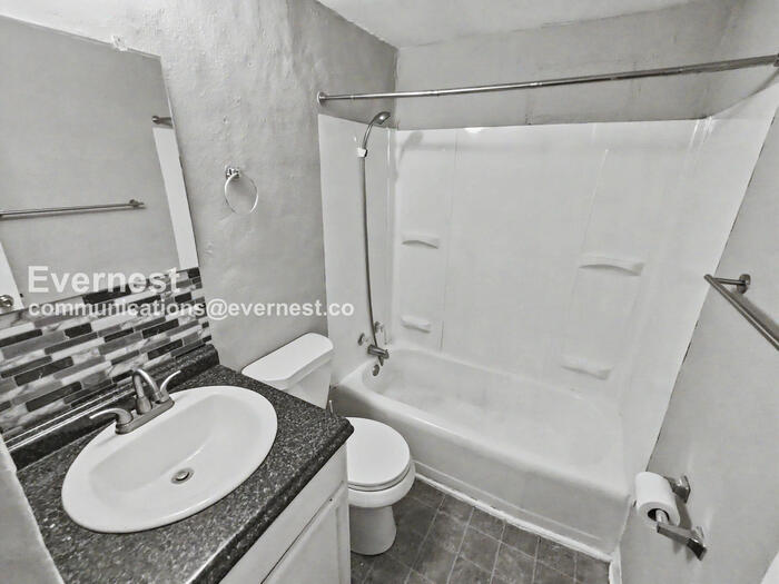 Building Photo - 1924 Blackford St