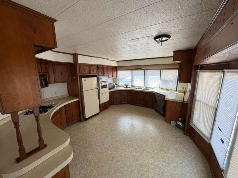 Building Photo - 905 W 37th Ave