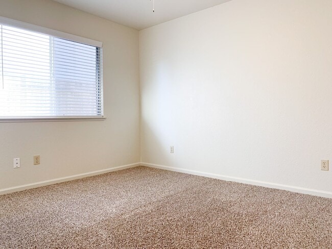 Building Photo - **Coming Soon** Comfortable 3 Bed, 2 Bath in Elk Grove