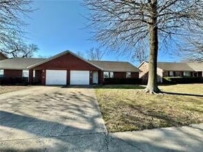 Building Photo - 800 E Kara Ln.