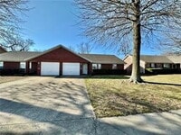Building Photo - 800 E Kara Ln.