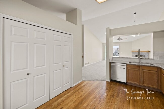 Building Photo - Spacious Ranch-Style 5-Bedroom in The Heig...