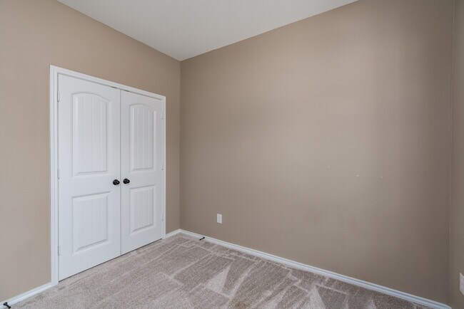 Building Photo - 120 Kat Garnet Dr