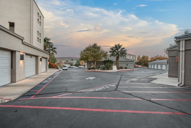 Building Photo - 225 N Country Ln