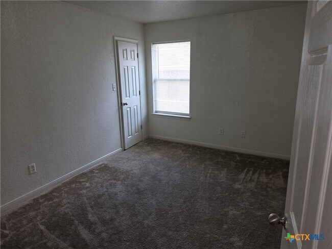 Building Photo - 611 Olaf Dr