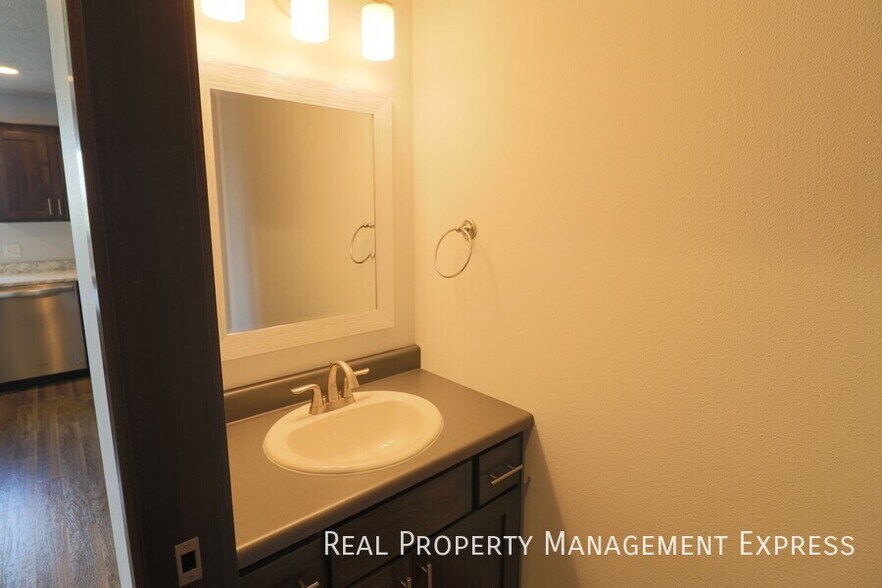 Building Photo - Amazing 4 Bedroom 3.5 Bathroom Townhome in Sioux Falls