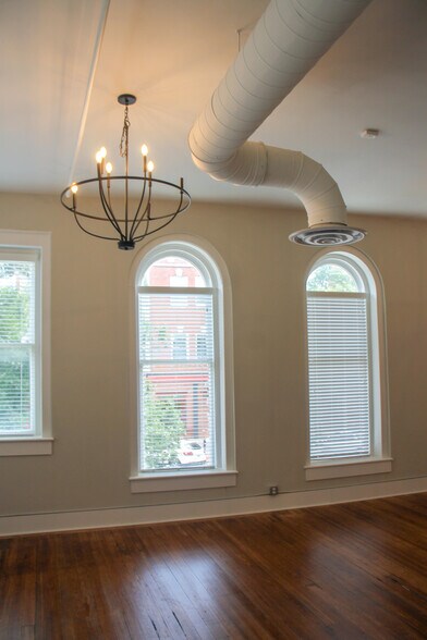 202 - 596 Cherry St