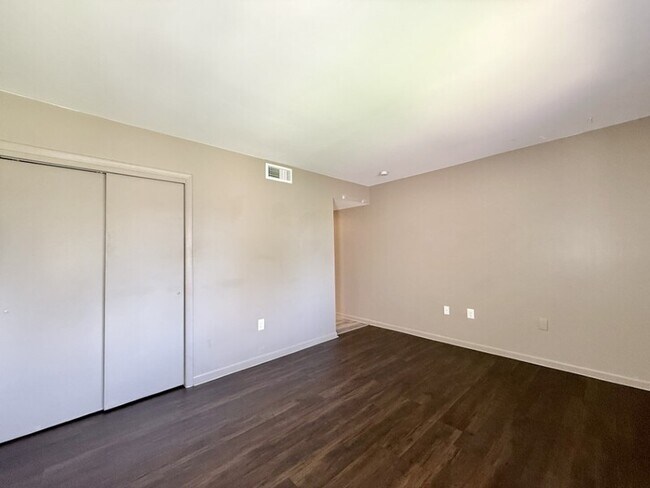 Building Photo - 785 S Village Dr