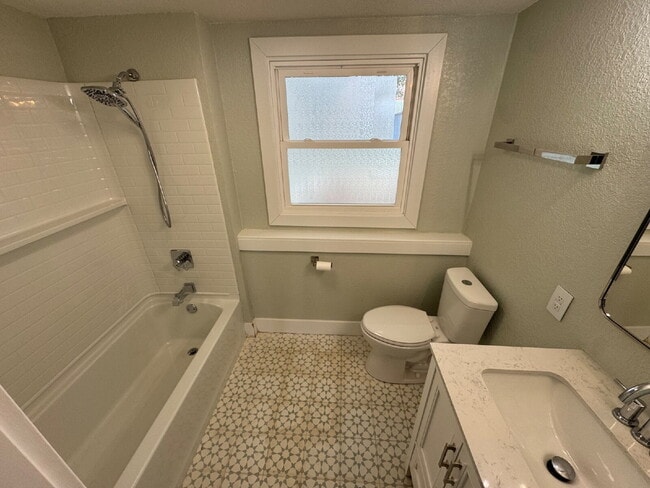 Building Photo - 1014 S Rosalie Ave