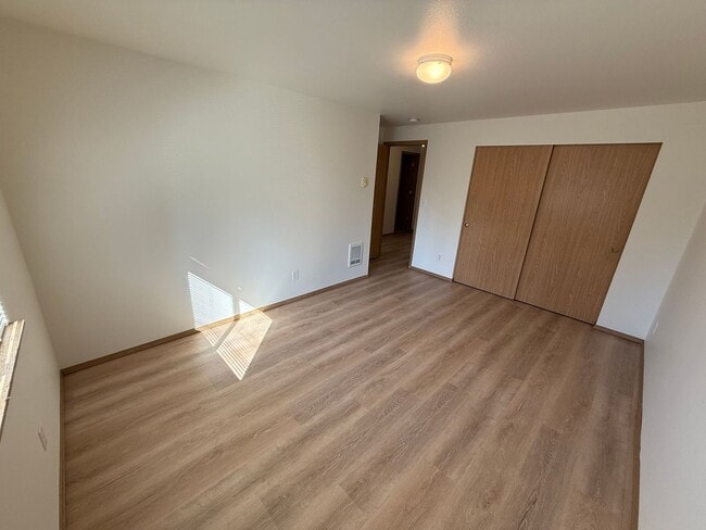 Building Photo - 3 bedroom 2.5 bathroom duplex with large fenced backyard available!!