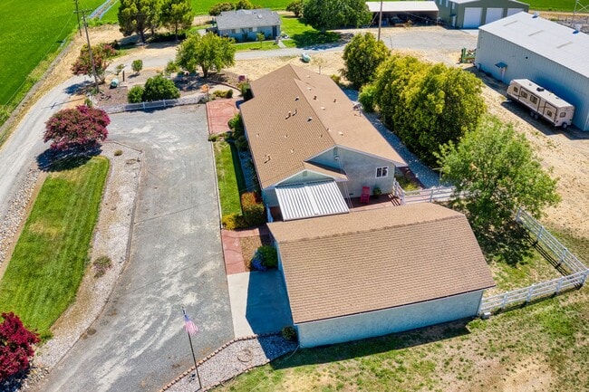 Building Photo - Beautiful 3 Bed / 2 Bath  on 1.8 Acres Ple...