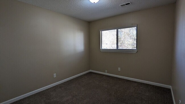 Building Photo - SPACIOUS TWO STORY 3 BED/2.5 BATH WITH FENCED BACKYARD IN CUL-DE-SAC!