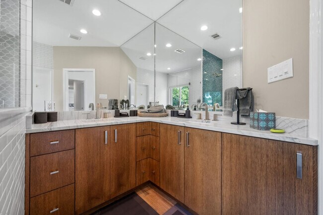 Building Photo - 1012 Chestnut Dr