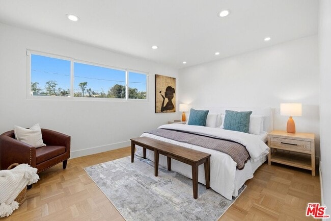 Building Photo - 864 Bienveneda Ave