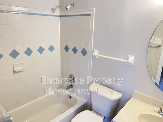 Building Photo - 4381 Howardcrest Dr