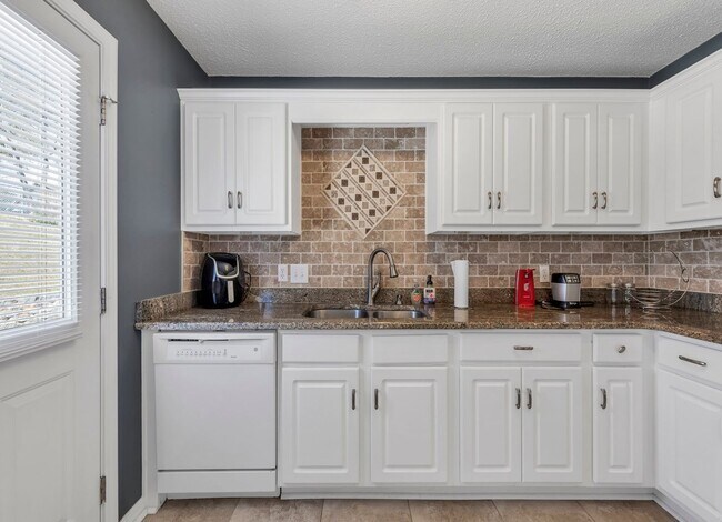 Building Photo - Renovated 3BR/2BA All-Brick Home | South C...