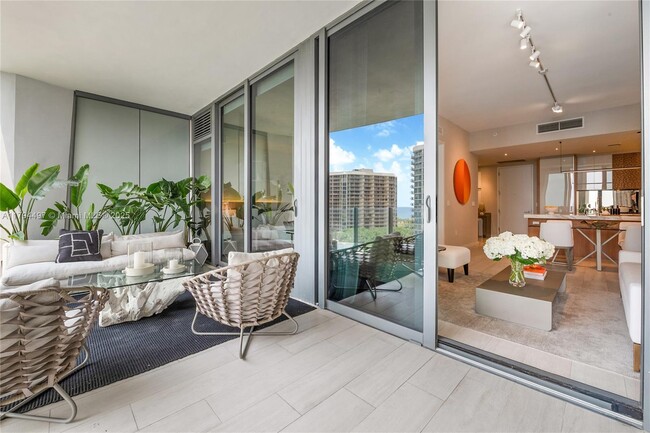 Building Photo - 2831 S Bayshore Dr