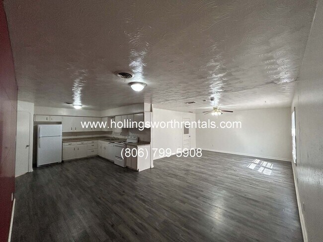 Building Photo - Large 3 bedroom 1.5 bath w/ 2 living areas, bonus room and Laundry room