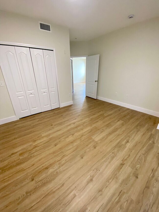 Building Photo - Greenhills-11032