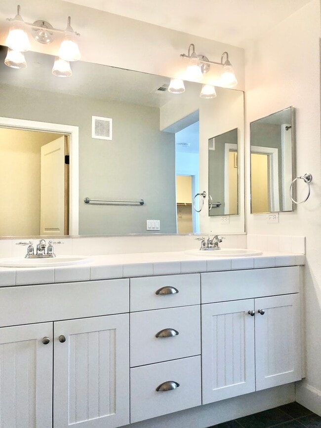 Building Photo - Beautifully Upgraded & Appointed End Condo...