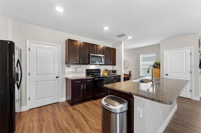 Building Photo - 11176 Leland Groves Dr