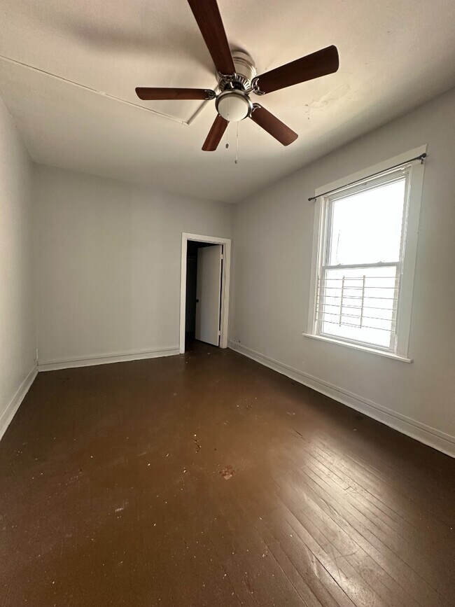 Building Photo - Spacious 2BR Apartment in Roseland – Off-Street Parking & Shared Laundry!