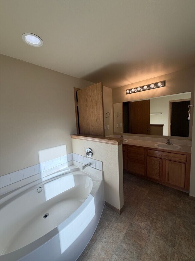 Building Photo - 843 Gina Ct SE