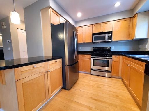 Building Photo - Stunning Three Level Townhome in Green Lak...