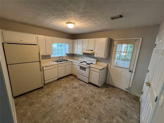 Building Photo - 2735 Fairlane Dr