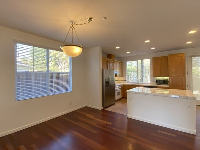 Building Photo - FRESH & BRIGHT 3 BEDROOM GEM IN PRIME LOCA...
