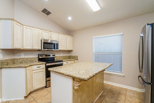 Building Photo - 2835 Southampton Dr