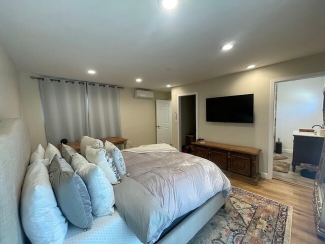 Building Photo - 1813 W Arbutus St