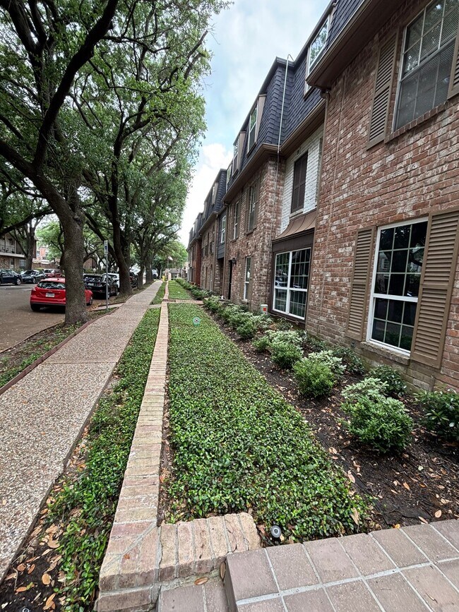 Building Photo - 357 N Post Oak Ln