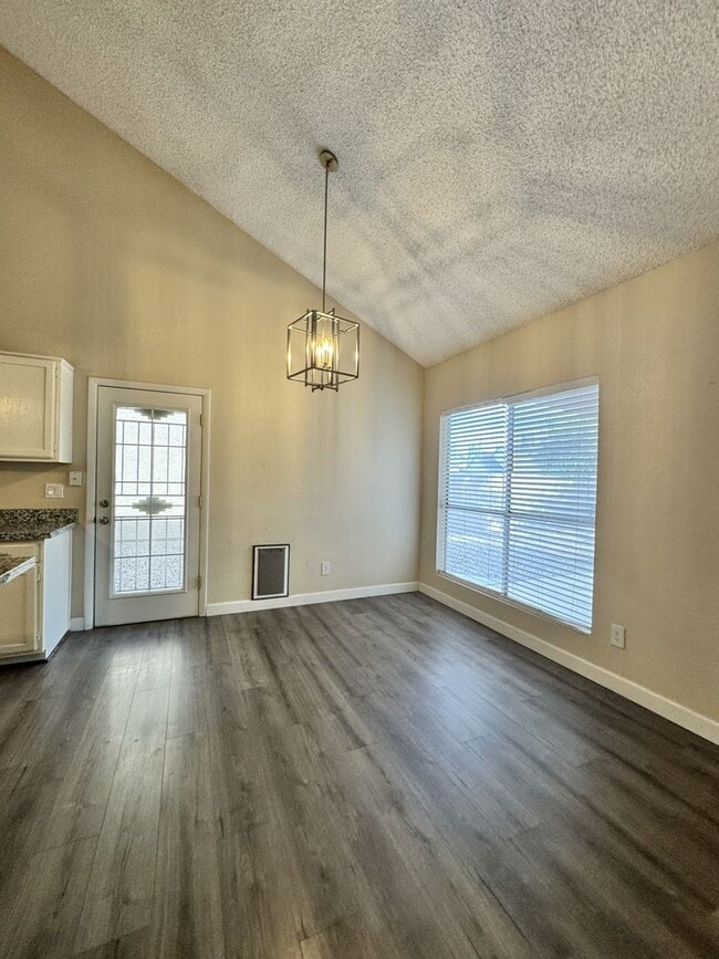 Building Photo - Great 3 bedroom 2 bath culdesac lot with fireplace