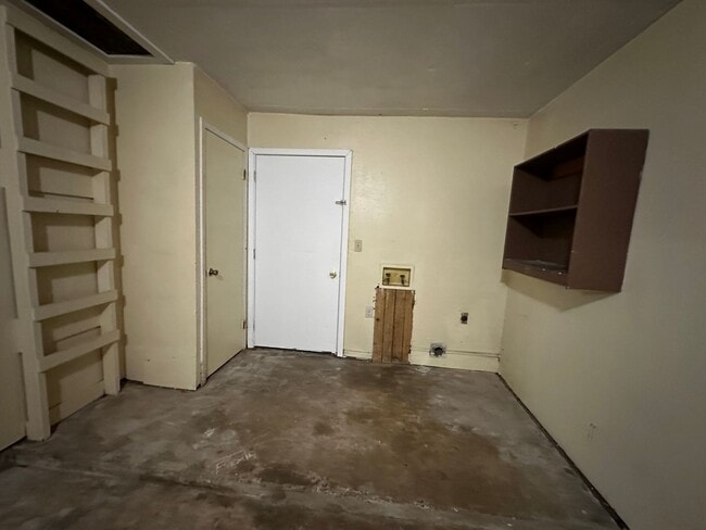 Building Photo - 3 Bed, 1 1/2 Bath, 1 Car Garage