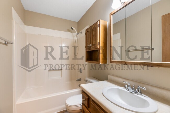 Building Photo - 2014 N Pine Grove St
