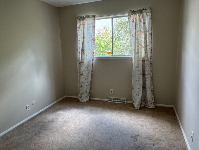 Building Photo - 4 Bedroom, 2 Bathroom Home near Louisiana & Osuna