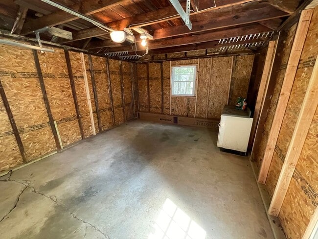 Building Photo - Classic 3 Bedroom 1.5 Bathroom Colonial In...